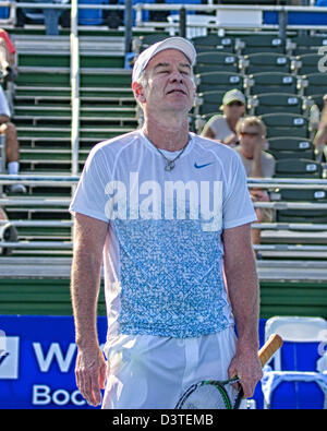 Delray Beach, Florida, USA. 24. Februar 2013.  Tennis-Legende und Hall von Famer John McEnroe unterlag in der ATP Champions Tour Finale 6: 4, 6: 2 durch Carlos Moya, wurde die erste zweifache ATP Champions Tour-Gewinner bei der ITC Delray Beach. Die International Tennis Championships ist ein ATP World Tour 250 Serie Herren-Tennis-Turnier findet jedes Jahr in Delray Beach, Florida. Nike gesponserten Sportler John McEnroe. (Bild Kredit: Kredit: Arnold Drapkin/ZUMAPRESS.com/Alamy Live News/Alamy Live-Nachrichten) Stockfoto