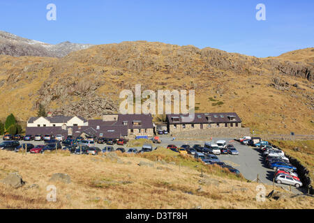 Pen-y-Pass YHA Jugendherberge und belebten Parkplatz in Berge von Snowdonia-Nationalpark, Gwynedd, Nordwales, UK, Großbritannien Stockfoto