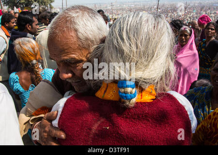 Ein älteres Ehepaar ist bei the Lost And Found nach für mehrere Stunden bei der Kumbh Mela, Allahabad, Indien getrennt vereint. Stockfoto