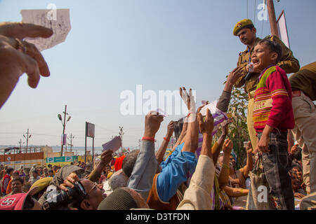 Kinder, wie dieser junge gehörten zu diesen verloren bei den Lost &amp; Found die Kumbh Mela, Allahabad, Indien Stockfoto