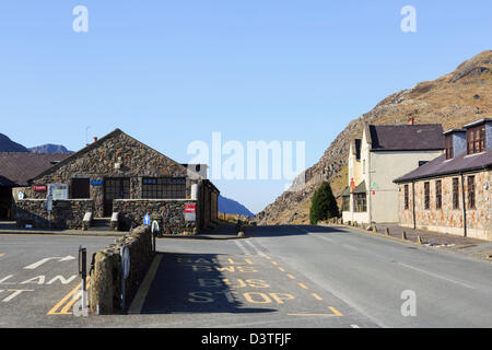 Pen-y-Pass YHA Jugendherberge, Bushaltestelle und Parkplatz ein Top von Llanberis Pass in Snowdonia-Nationalpark, Gwynedd, Nordwales, UK Stockfoto