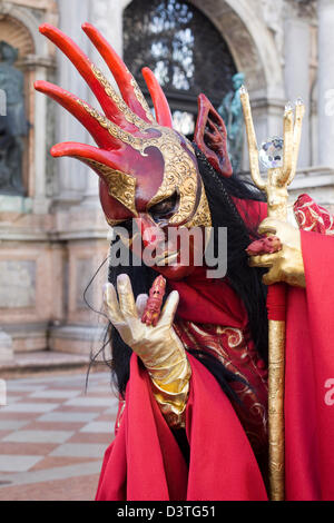 Traditionelle venezianische Masken getragen auf dem Karneval von Venedig in San Marco Platz Venedig Stockfoto