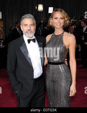 Los Angeles, Kalifornien, USA. 24. Februar 2013.  Schauspieler GEORGE CLOONEY, Giorgio Armani und Freundin STACY KEIBLER, trägt ein Kleid von Naeem Khan, zu tragen kommen bei den 2013 Oscars. (Bild Kredit: Kredit: Lisa O'Connor/ZUMAPRESS.com/Alamy Live-Nachrichten) Stockfoto