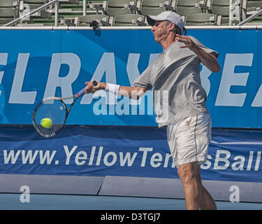 Delray Beach, Florida, USA. 24. Februar 2013.  Aaron Krickstein (USA) holte die Drittplatzierten Trophy, Rallye von einem erste-Reihe-Verlust, Mats Wilander (SWE) 4: 6 und 7: 5 zu besiegen (10-5). Krickstein, wer eine Tennisakademie in nahe gelegenen Boca Raton, gewann zwei seiner drei Spiele während der dreitägigen Veranstaltung und verbesserte seinen Rekord auf 7: 6 bei der ITC Delray Beach. Die International Tennis Championships ist ein ATP World Tour 250 Serie Herren-Tennis-Turnier findet jedes Jahr in Delray Beach, Florida. (Bild Kredit: Kredit: Arnold Drapkin/ZUMAPRESS.com/Alamy Live-Nachrichten) Stockfoto