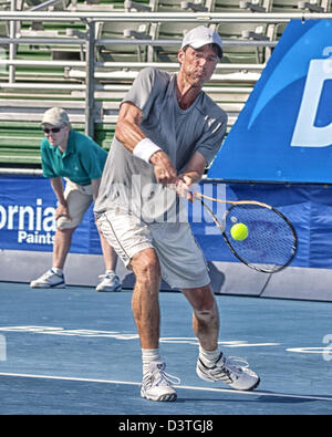 Delray Beach, Florida, USA. 24. Februar 2013.  Aaron Krickstein (USA) holte die Drittplatzierten Trophy, Rallye von einem erste-Reihe-Verlust, Mats Wilander (SWE) 4: 6 und 7: 5 zu besiegen (10-5). Krickstein, wer eine Tennisakademie in nahe gelegenen Boca Raton, gewann zwei seiner drei Spiele während der dreitägigen Veranstaltung und verbesserte seinen Rekord auf 7: 6 bei der ITC Delray Beach. Die International Tennis Championships ist ein ATP World Tour 250 Serie Herren-Tennis-Turnier findet jedes Jahr in Delray Beach, Florida. (Bild Kredit: Kredit: Arnold Drapkin/ZUMAPRESS.com/Alamy Live-Nachrichten) Stockfoto