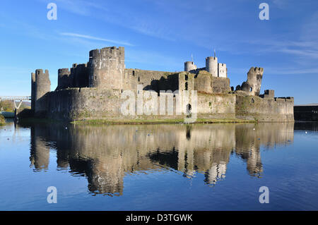 Caerphilly Castle im Winter Sonne gebadet Stockfoto