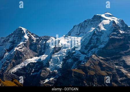 Die Bergkette der Berner Alpen mit Gipfeln Moench und Jungfrau, Berner Oberland, Schweiz Stockfoto