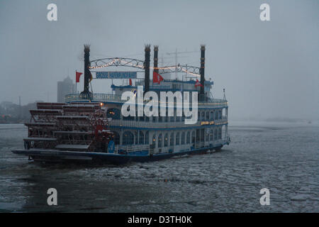 Hamburg, Deutschland, Touristenboot auf der vereisten Elbe im Hamburger Hafen Stockfoto