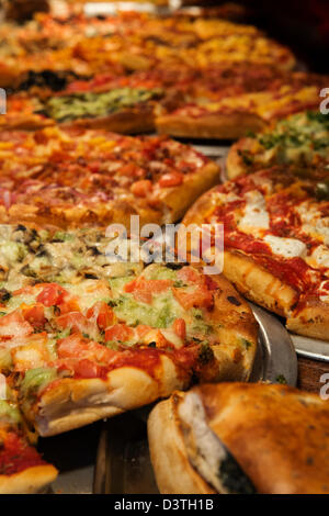 Fertige Pizzen zum Verkauf von der Scheibe. Stockfoto