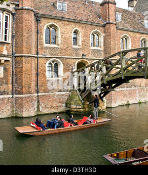 Bootfahren auf dem Fluss Cam "Rücken" durch die mathematische Brücke Queens College Cambridge Cambridgeshire England Europa Stockfoto
