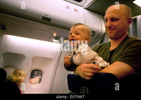 Berlin, Deutschland, erhebt sich ein Vater mit seinem Kind in einem Flugzeug Stockfoto