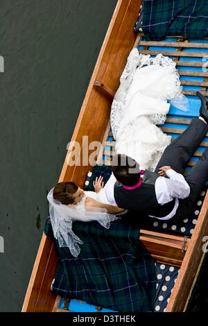 Asiatische Braut und Bräutigam in Punt auf dem Fluss Cam die Rücken Cambridge Cambridgeshire England Europa Stockfoto