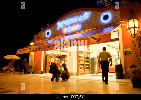 Playa de Las Americas, Spanien, Teneriffa Supermarkt nachts beleuchtet Stockfoto