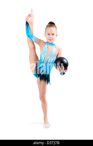 Gymnastik-Ball. junges Mädchen Turnen über weiß Stockfoto