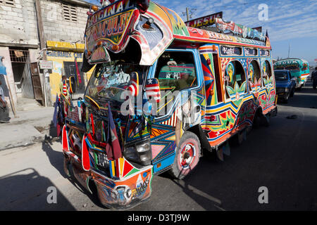 Klapses Busse vorbei durch die Innenstadt von Port-au-Prince. -Klapses Fahrzeuge dienen als öffentliche Verkehrsmittel in Haiti. Stockfoto