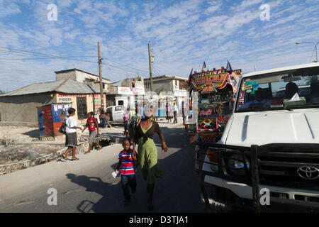 Klapses Busse vorbei durch die Innenstadt von Port-au-Prince. -Klapses Fahrzeuge dienen als öffentliche Verkehrsmittel in Haiti. Stockfoto