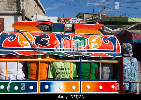 Klapses Busse vorbei durch die Innenstadt von Port-au-Prince. -Klapses Fahrzeuge dienen als öffentliche Verkehrsmittel in Haiti. Stockfoto