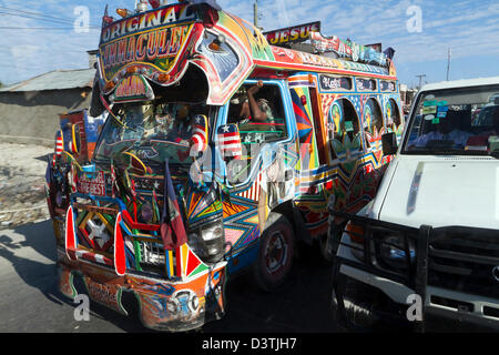 Klapses Busse vorbei durch die Innenstadt von Port-au-Prince. -Klapses Fahrzeuge dienen als öffentliche Verkehrsmittel in Haiti. Stockfoto