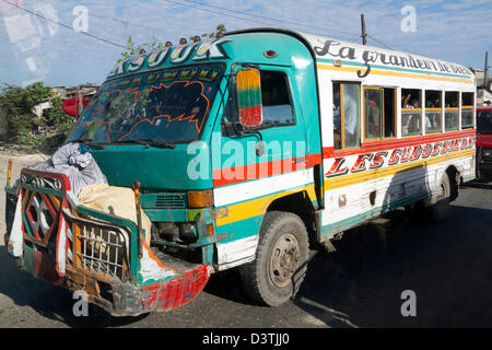 Klapses Busse vorbei durch die Innenstadt von Port-au-Prince. -Klapses Fahrzeuge dienen als öffentliche Verkehrsmittel in Haiti. Stockfoto