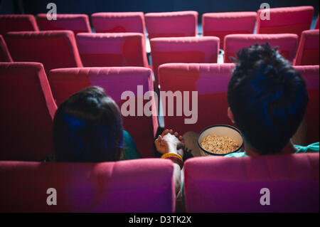 Paar genießt Film mit Popcorn in einem Kinosaal Stockfoto