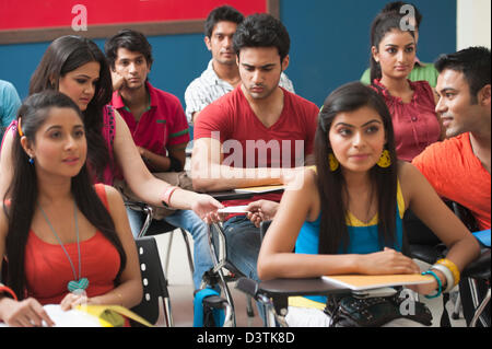 Studenten studieren in einem Klassenzimmer Stockfoto