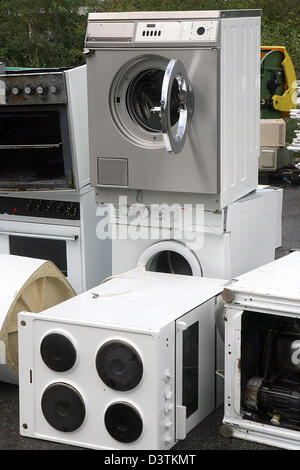Das Bild zeigt alte Waschmaschinen, Öfen und andere Elektronikschrott in Vivo-recycling-Zentrum in Warngau, Deutschland, 5. Oktober 2006. Foto: Frank Maechler Stockfoto