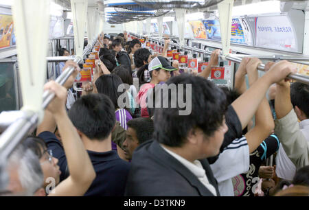 (Dpa-Datei) - das Bild zeigt ein u-Bahn-Waggon voller Pendler in Peking, China, 29. September 2006. Foto: Alexander Becher Stockfoto