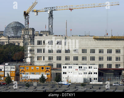 Das Foto zeigt die neue US-Botschaftsgebäude auf dem Paris-Platz in Berlin, Dienstag, 10. Oktober 2006. Es liegt zwischen dem Brandenburger Tor, das Holocaust-Mahnmal (vorne) und den Reichstag (wieder links). Richtfest fand heute, Bauarbeiten voraussichtlich Ende 2007 abgeschlossen werden. Foto: Miguel Villagran Stockfoto