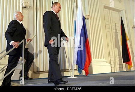 Bavarian Prime Minister Edmund Stoiber (R) und der russische Präsident Vladimir Putin Fuß auf einer Pressekonferenz in München, Deutschland, Mittwoch, 11. Oktober 2006. Putin trifft Stoiber sowie Vertreter aus Wirtschaft und Wissenschaft. Foto: Frank Leonhardt Stockfoto