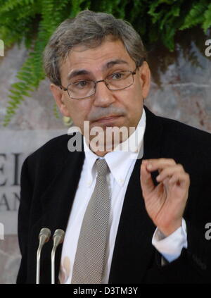 Türkischen Schriftsteller Orhan Pamuk hält eine Rede bei der Verleihung des Friedenspreises des deutschen Buchhandels in der Paulskirche in Frankfurt Main, Deutschland, Montag, 23. Oktober 2006. Pamuk wurde auf Donnerstag, 12. Oktober 2006 den Nobelpreis für Literatur ausgezeichnet. Der 54-jährige ist der erste türkische Autor mit dem Nobelpreis ausgezeichnet. Die bekanntesten Werke sind "The White Castle" Stockfoto