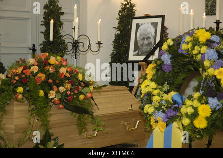 Der Sarg des verstorben Tier Kameramann Heinz Sielmann in der Kapelle auf dem Friedhof Duderstadt, Deutschland, Freitag, 13. Oktober 2006 abgebildet. Sielmann verstarb letzte Woche in München im Alter von 89 Jahren. Foto: Andreas Tietzek Stockfoto