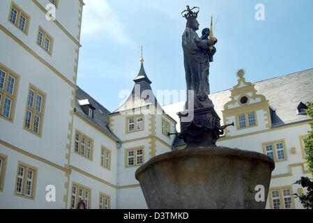 (Dpa-Datei) - das Bild zeigt das Gymnasium Theodorianum mit einer Statue der Jungfrau Maria in Paderborn, Deutschland, 15. Juli 2006. 1614 wurde hier die erste Universität von North Rhine-Westphalia gegründet. Foto: Horst Ossinger Stockfoto