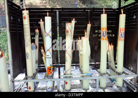 (Dpa-Datei) - stehen gestiftet von Pilger Kerzen brennen in einer Nische mit brennenden Kerzen in den Wallfahrtsort Lourdes, Frankreich, 8. September 2006. Am 11. Februar 1858 14-jährigen Bernadette Soubirous hatte Visionen von der Jungfrau Maria in der Grotte Massabielle in der Nähe des Flusses Gave du Pau wiederholt. Während einer dieser Visionen entdeckt Berrnadette die Grotte, deren Wasser angesehen Stockfoto