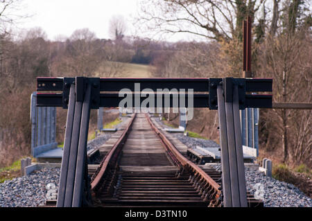 Leer gerade Single Track Ende von The Railway Line mit Puffer (geringe Schärfentiefe Feld Fokus auf die Stoßstangen) Stockfoto