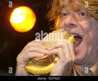 Sänger und Schauspieler Helge Schneider posiert mit einem Käse-Sandwich am alt eingesessenen Veranstaltungsort "Admiralspalast" in Berlin, Deutschland, Mittwoch, 18. Oktober 2006. Schneider beginnt seine einjährige "Ich Bremse zusammen" Tour am 12. Dezember 2006. Rund, sind 100 Konzerte in Deutschland, Österreich, Schweiz und Luxemburg geplant. Foto: Jens Kalaene Stockfoto