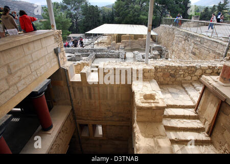 (Dpa-Datei) - das Bild zeigt Teil der minoische Palast von Knossos auf der Insel von Kreta, Griechenland, 13. Oktober 2006. Als die größte von allen minoischen Paläste in 1700 v. Chr. die gesamte Anlage bestehend aus rund 1.400 Zimmer und war bis zu vier Stockwerke hoch. Die Störungen in der Anlage durchgeführt werden unter Archäologen aber weitere Laypeoples Verständnis des Aufbaus des strittigen Stockfoto