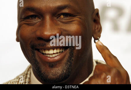 Ehemalige Basketball-Superstar Michael Jordan ist während einer Pressekonferenz in Berlin, Deutschland, Samstag, 21. Oktober 2006 abgebildet. Die ausgewiesenen besten Basketball-Spieler aller Zeiten fördert seine Sportlabel "Jordan" in Europa. Foto: Miguel Villagran Stockfoto