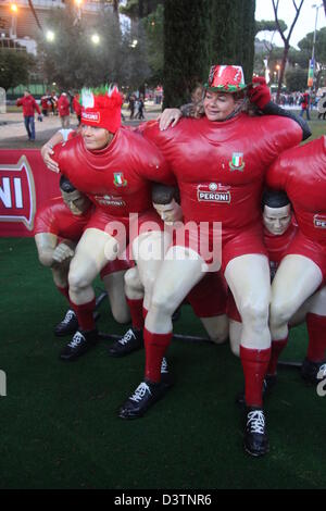 Rom, Italien. 23. Februar 2013.  Rugby-Fans vor dem Olympiastadion Rom für die sechs Nationen Spiel Italien gegen Wales. Bildnachweis: Gari Wyn Williams / Alamy Live News Stockfoto