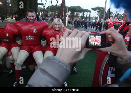 Rom, Italien. 23. Februar 2013.  Rugby-Fans vor dem Olympiastadion Rom für die sechs Nationen Spiel Italien gegen Wales. Bildnachweis: Gari Wyn Williams / Alamy Live News Stockfoto