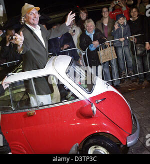 Führende Schauspieler und Komiker Otto Waalkes Posen in eine "Isetta" bei der Premiere des Films "7 Zwerge - Der Wald ist Nicht McNeals" ("7 Zwerge - der Wald ist nicht genug") in Hamburg, Deutschland, Dienstag, 24. Oktober 2006. Die Märchen-Parodie ist die Fortsetzung des 2004 "7 Zwerge - allein im Wald", die hatte ein Publikum von 6,8 Millionen. Foto: Ulrich Perrey Stockfoto