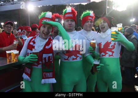 Rom, Italien. 23. Februar 2013.  Rugby-Fans vor dem Olympiastadion Rom für die sechs Nationen Spiel Italien gegen Wales. Bildnachweis: Gari Wyn Williams / Alamy Live News Stockfoto