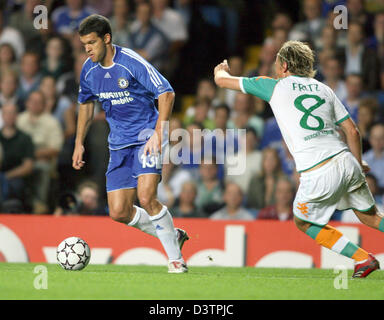 Bremens Clemens Fritz (R) und Chelseas Michael Ballack (L) gezeigt in Aktion während der Champions League match zwischen den beiden Teams an der "Stamford Bridge"-Stadion in London, Vereinigtes Königreich, 12. September 2006. Bundesliga-Verein SV Werder Bremen begann seine Champions-League-Saison mit einer unglücklichen 2:0-Niederlage gegen den FC Chelsea. Foto: Carmen Jaspersen Stockfoto