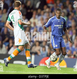 Bremens Petri Afolabi (L) und Chelseas Salomon Kalou (R) gezeigt in Aktion während der Champions League match zwischen den beiden Teams an der "Stamford Bridge"-Stadion in London, Vereinigtes Königreich, 12. September 2006. Bundesliga-Verein SV Werder Bremen begann seine Champions-League-Saison mit einer unglücklichen 2:0-Niederlage gegen den FC Chelsea. Foto: Carmen Jaspersen Stockfoto