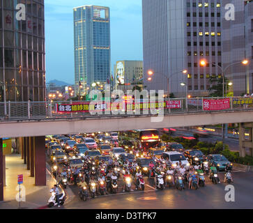 Rush Hour in Taipei, Taiwan, 9. Juli 2006. Foto: Jürgen Effner Stockfoto