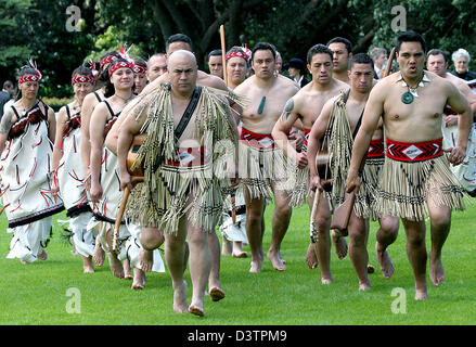 Maori begrüßen das niederländische Königspaar nach Wellington, New Zealand, Dienstag, 31. Oktober 2006. Die offizielle staatliche Begrüßung des Prinzen zu Ehren fand auf dem Gelände des Government House. Foto: Albert Nieboer (Niederlande) Stockfoto