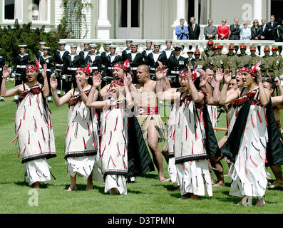 Maori begrüßen das niederländische Königspaar nach Wellington, New Zealand, Dienstag, 31. Oktober 2006. Die offizielle staatliche Begrüßung des Prinzen zu Ehren fand auf dem Gelände des Government House. Foto: Albert Nieboer (Niederlande) Stockfoto