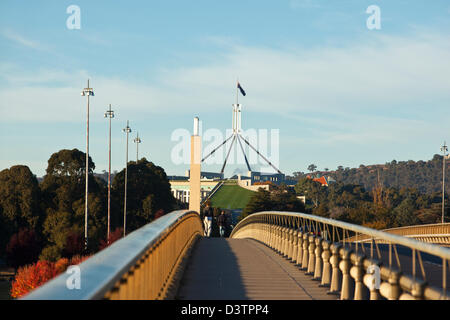 Blick entlang Commonwealth Avenue Bridge zum Parlamentsgebäude. Canberra, Australian Capital Territory (ACT), Australien Stockfoto