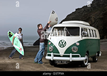 Surfer, die Entladung Boards von VW Campervan, St. Agnes, Cornwall, UK Stockfoto