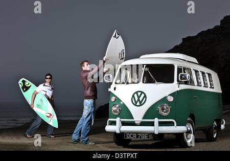 Surfer, die Entladung Boards von VW Campervan, St. Agnes, Cornwall, UK Stockfoto