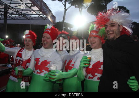 Rom, Italien. 23. Februar 2013.  Rugby-Fans vor dem Olympiastadion Rom für die sechs Nationen Spiel Italien gegen Wales. Bildnachweis: Gari Wyn Williams / Alamy Live News Stockfoto